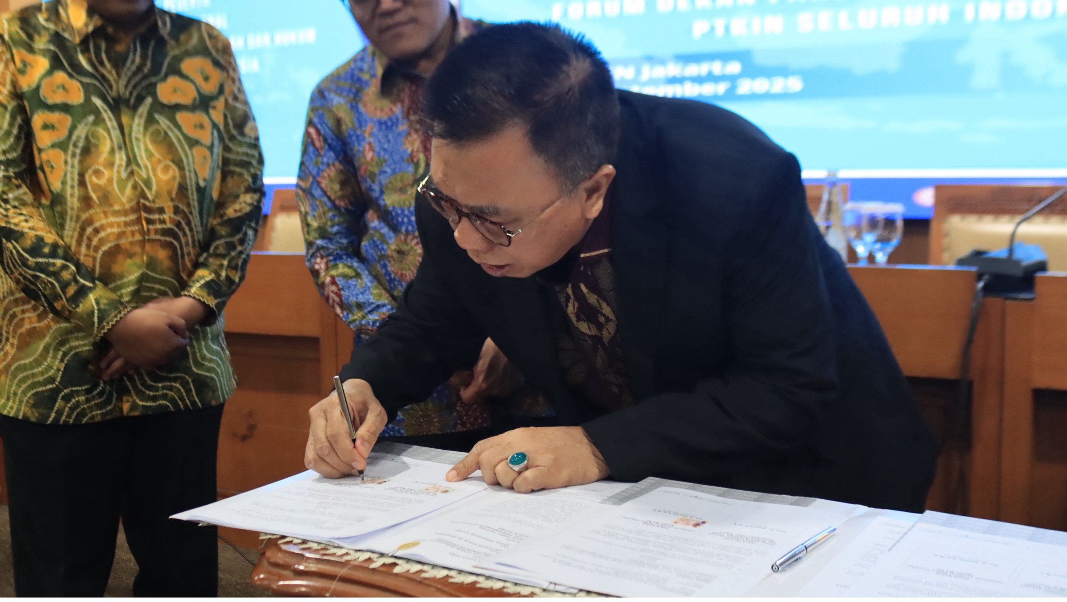 Ditjen Badilag Tandatangani Perjanjian Kerja Sama Dengan Ketua Forum Dekan dan Dekan Fakultas Syariah dan Hukum Perguruan Tinggi Keagamaan Islam Negeri Seluruh Indonesia 3