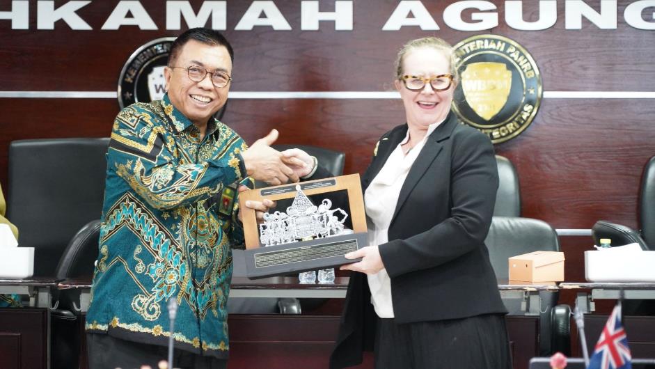 Justice Suzanne Christie Berbagi Solusi Inovatif untuk Penguatan Akses Keadilan di Webinar Dialog Badilag 1